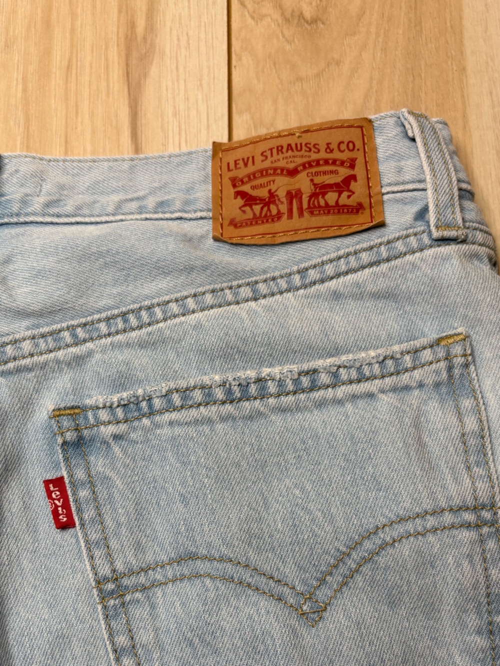 Levi’s Low Pro Straight Jeans Light Wash Distressed Knee Relaxed Fit Size 27 - Picture 5 of 6
